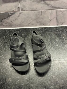 Women’s Black Strapped Aetrex Sandals